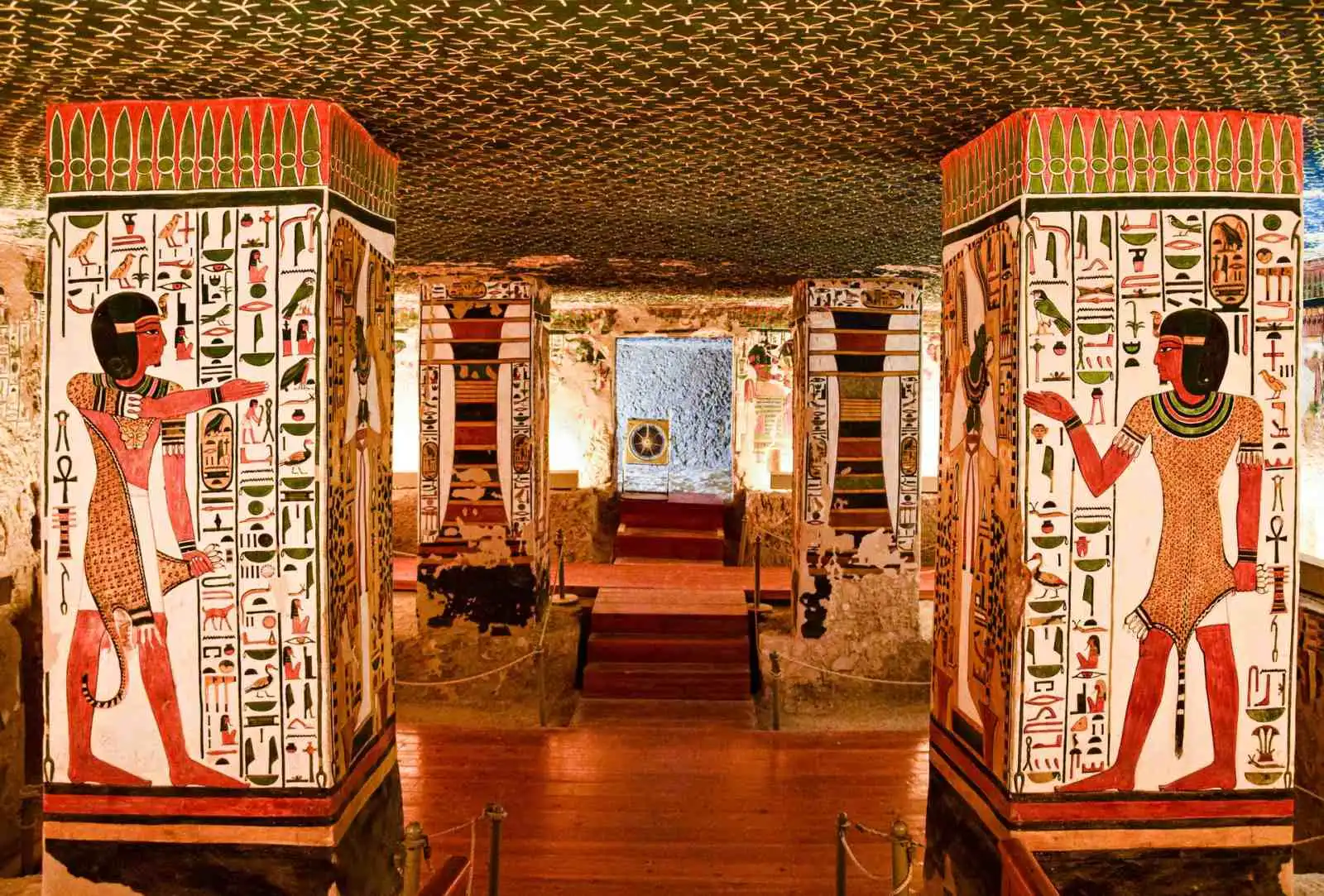 Pilířová síň s hieroglyfy v hrobce faraona v Údolí králů
